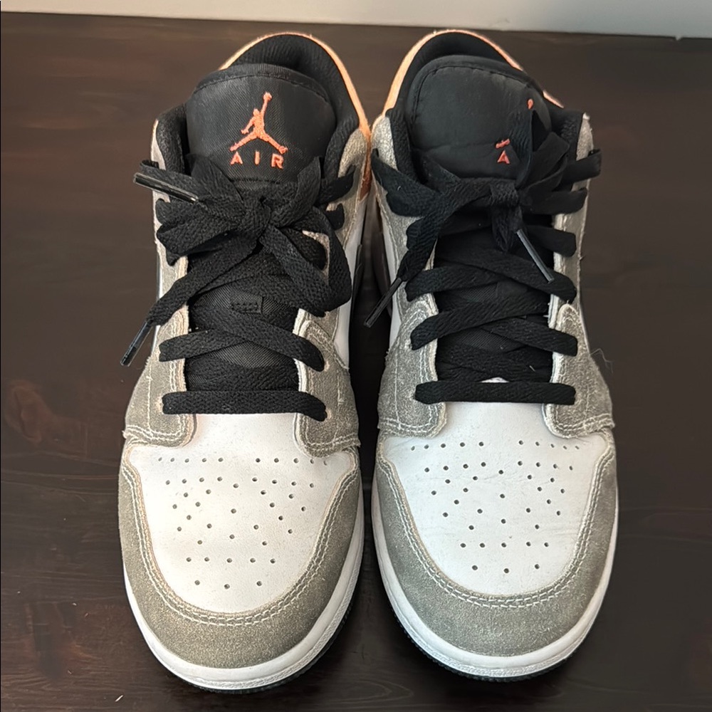 Jordan 1 low sz 7Y (men’s 7, women’s 8.5)